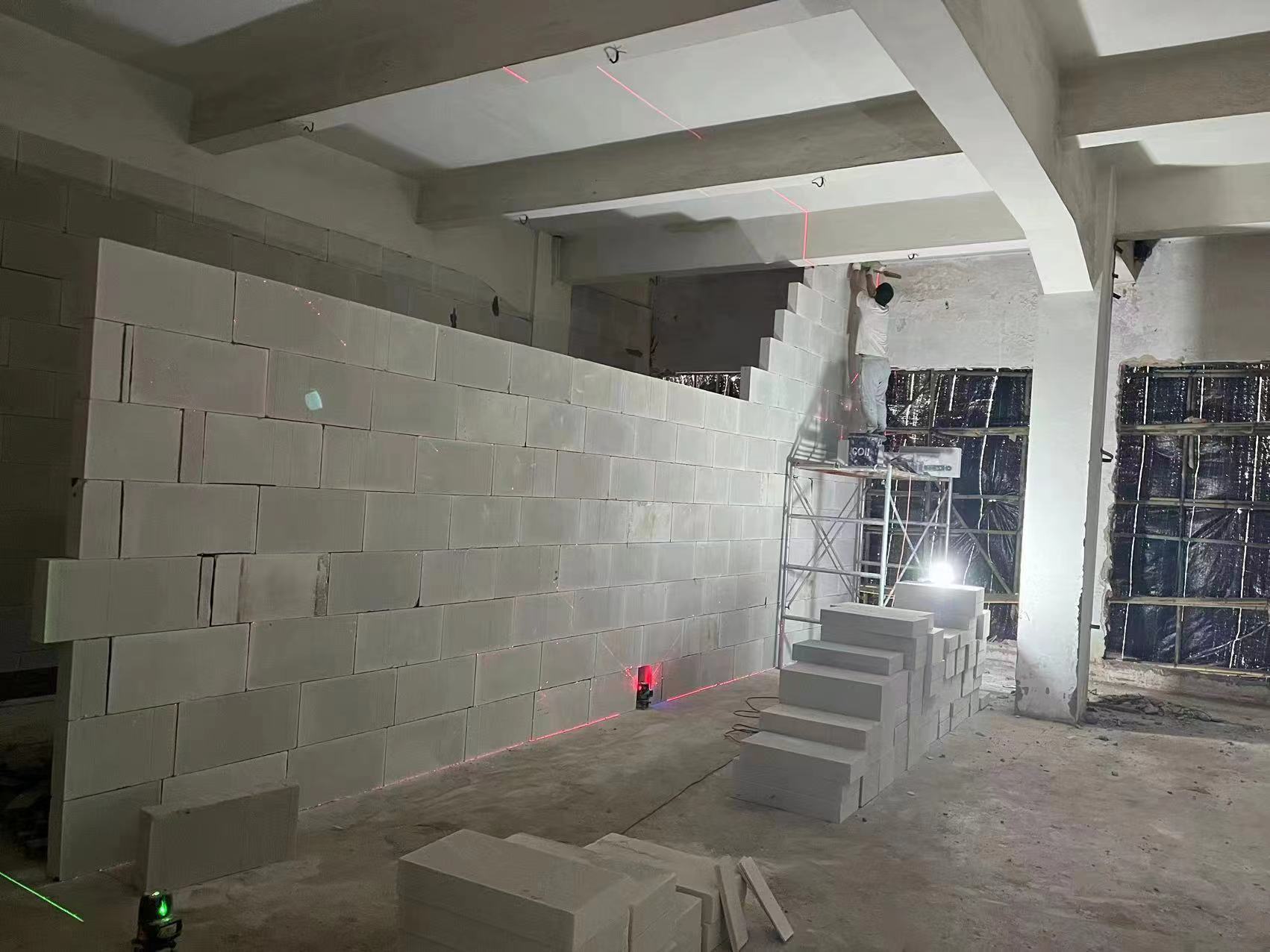 厂房轻质砖隔墙施工场景